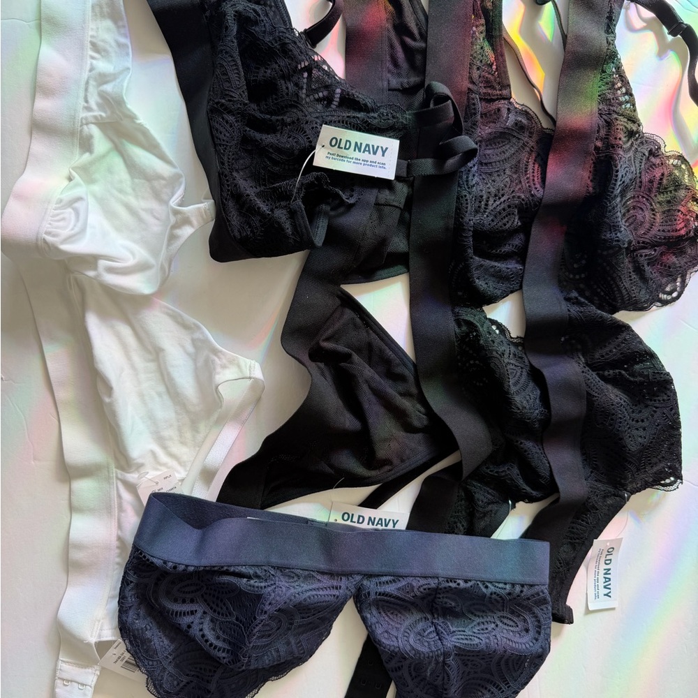 Old Navy Black and White Lace Bra Set. 6 bra white/ blue/ black as show in photo